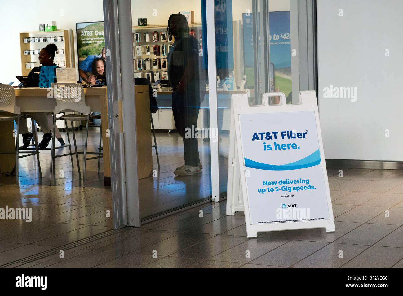 DALLAS, TX, USA - 11 JUILLET 2026 : Un panneau promotionnel pour ATandT Fiber se trouve à l'entrée d'un magasin ATandT à Dallas, faisant la promotion d'une connexion Internet 5-Gig Banque D'Images
