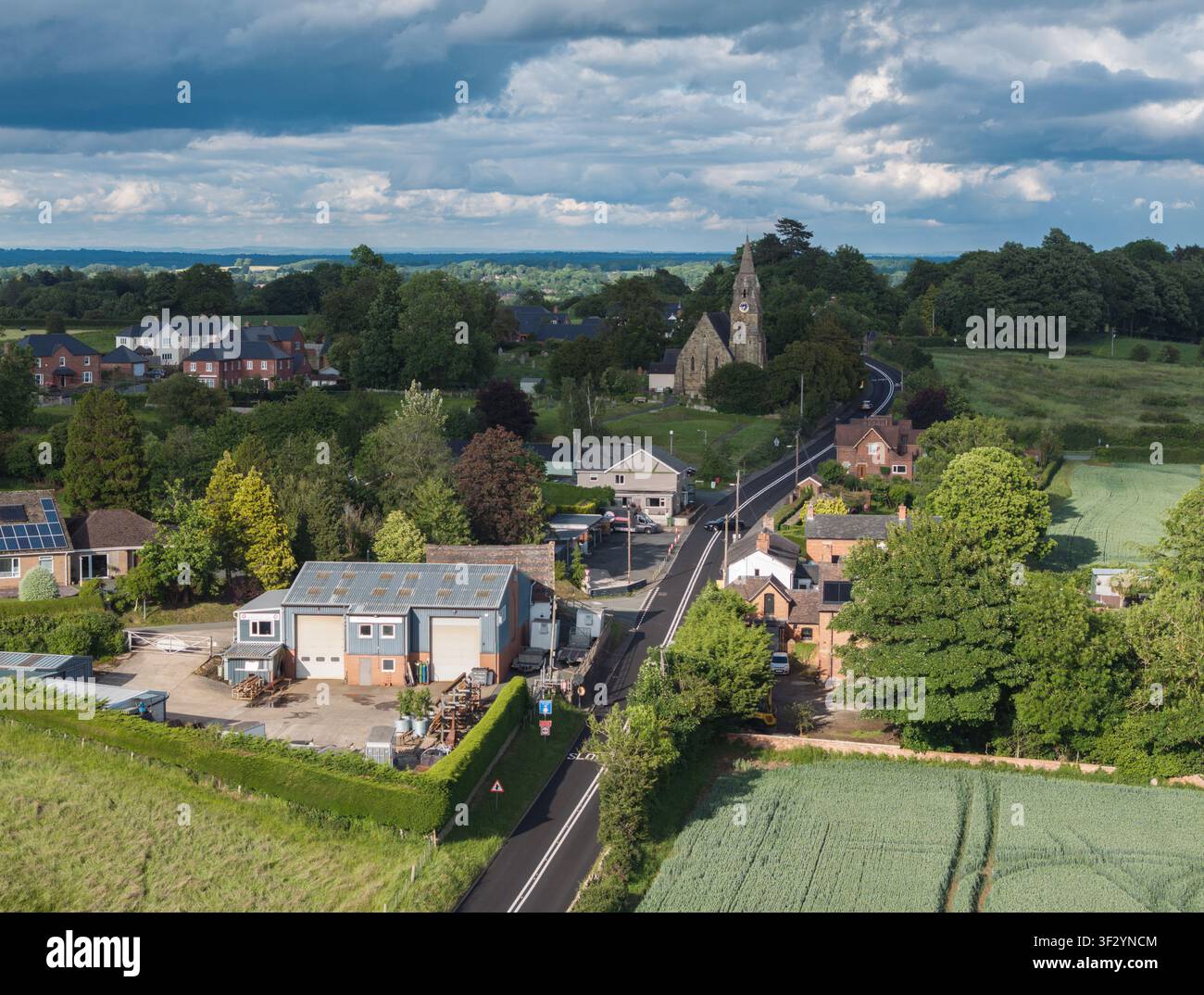 Ellesmere, Royaume-Uni - 2 juin 2026 : Perspective aérienne pittoresque montrant le village de Welsh Frankton et la campagne environnante dans le Shropshire rural. Banque D'Images
