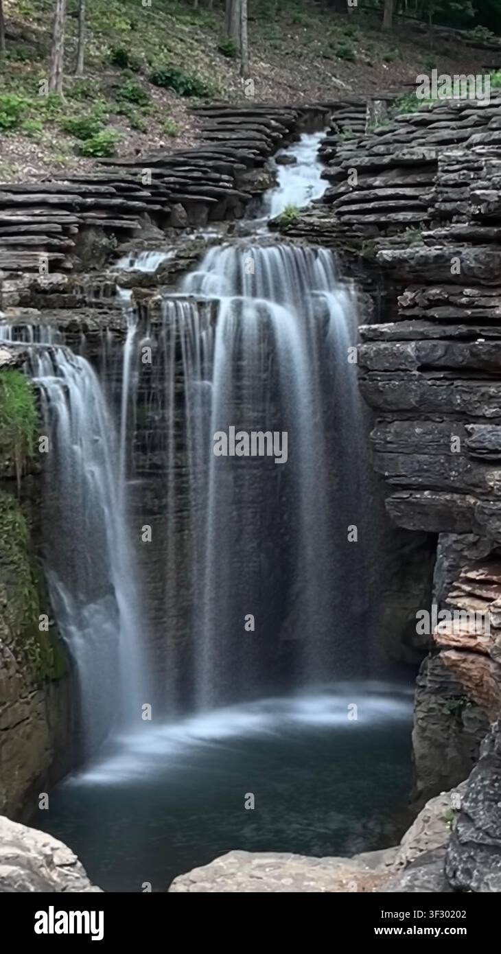 Cascade creusant des roches calcaires dans le Missouri Banque D'Images