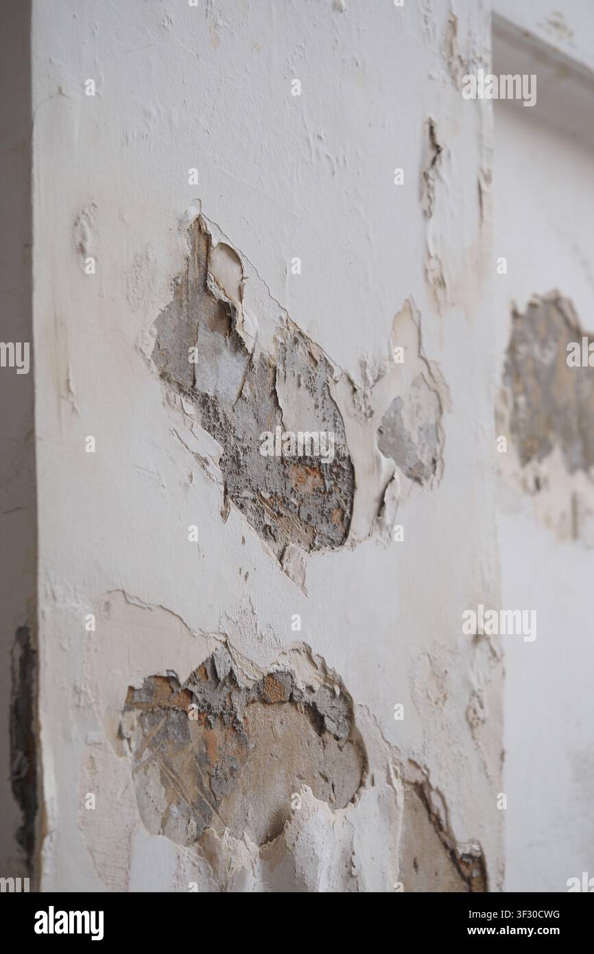 Ancien mur avec de la peinture écaillée dans un bâtiment Banque D'Images
