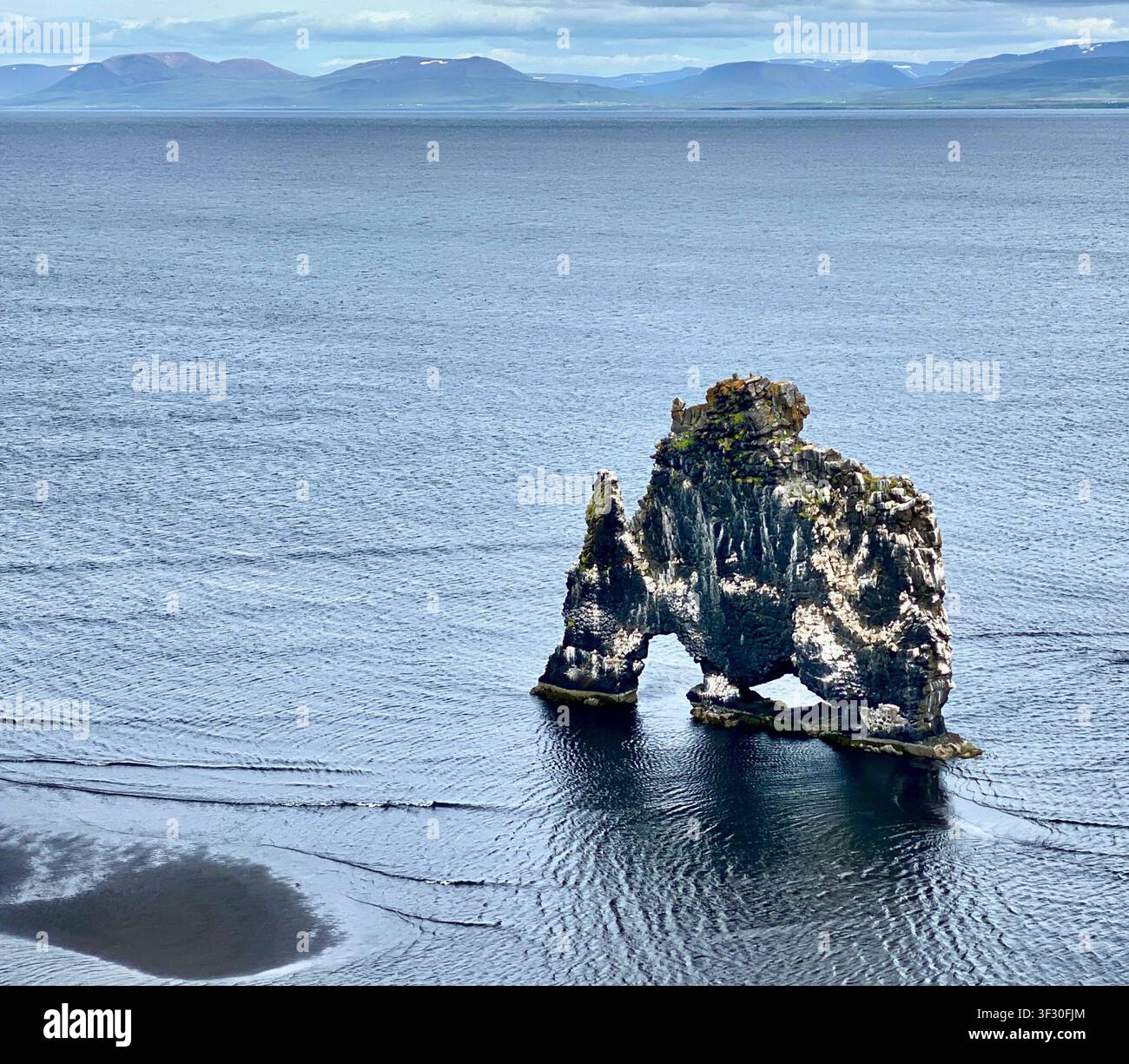 Rocher Hvítserkur à marée basse sous un ciel dramatique dans le nord de l'Islande Banque D'Images