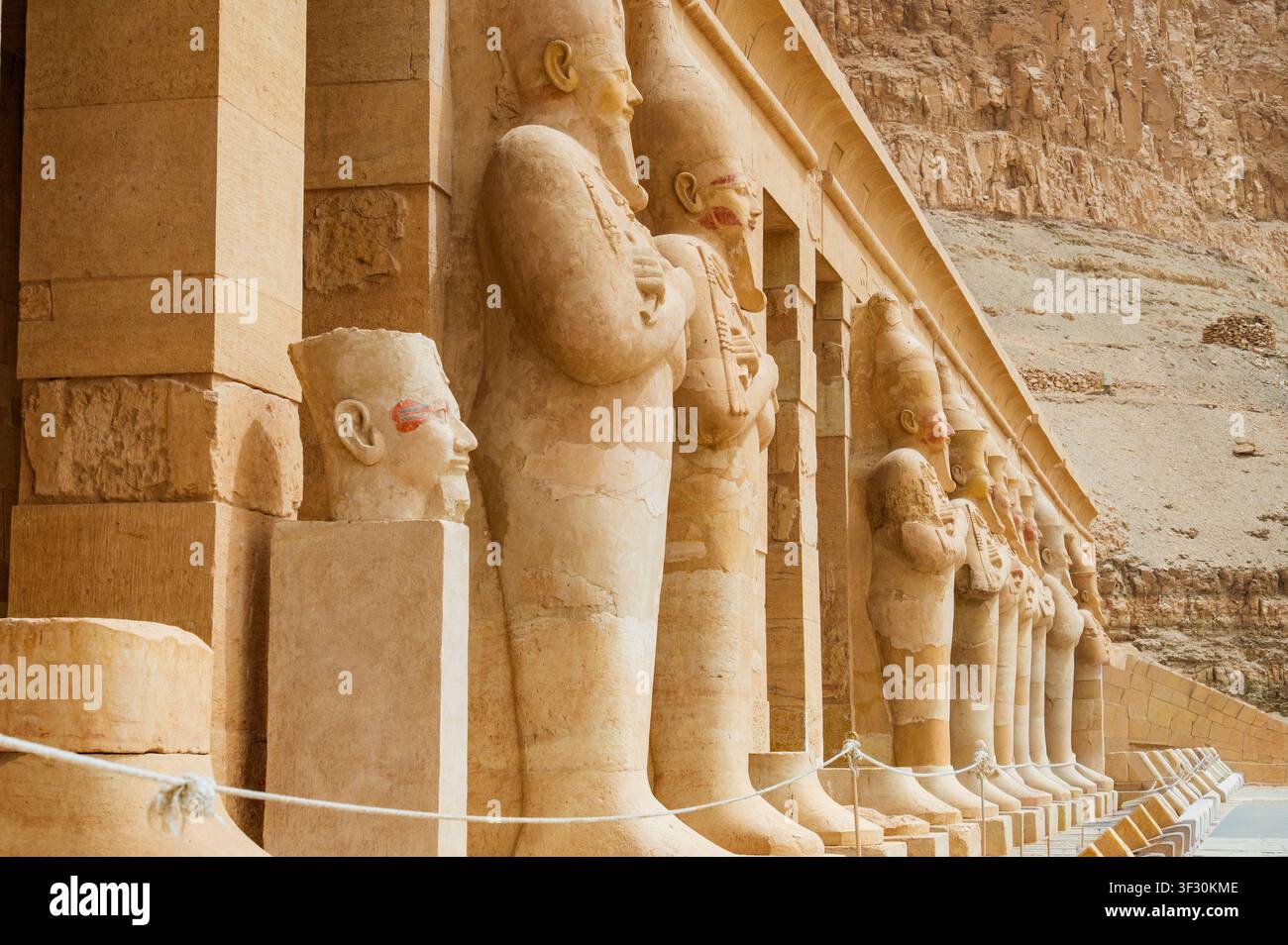 Statues osiriennes au temple funéraire de Hatchepsout à Louxor, Égypte, sculptures pharaoniques antiques Banque D'Images