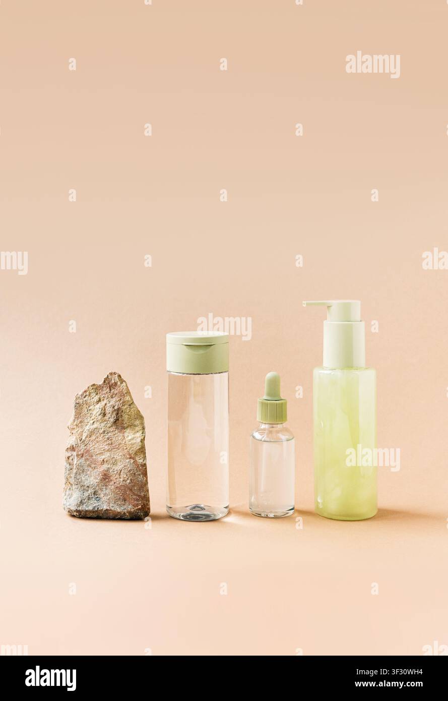 Bouteille compte-gouttes cosmétique de soin de la peau, lotion, toner placé sur fond de pierre rugueuse symbolisent la beauté naturelle. Soin spa bio, concept éco-beauté Banque D'Images