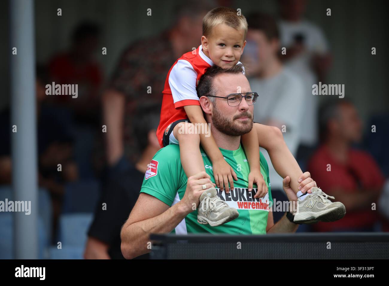 Supporter du Feyenoord et du FC Dordrecht - Père et fils Banque D'Images