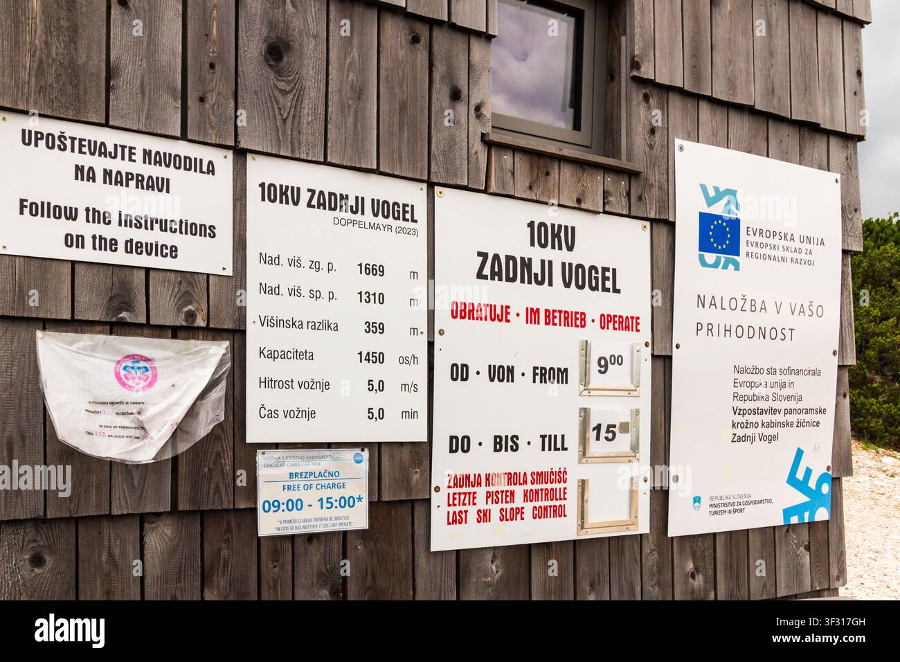 Données techniques et heures de fonctionnement du téléphérique circulaire de Zadnji Vogel (CCC), station de ski de Vogel, Alpes juliennes, Bohinj, Carniole supérieure, Slovénie Banque D'Images