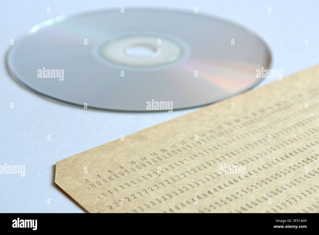 Composition vintage de cartes perforées et de disque compact optique Banque D'Images