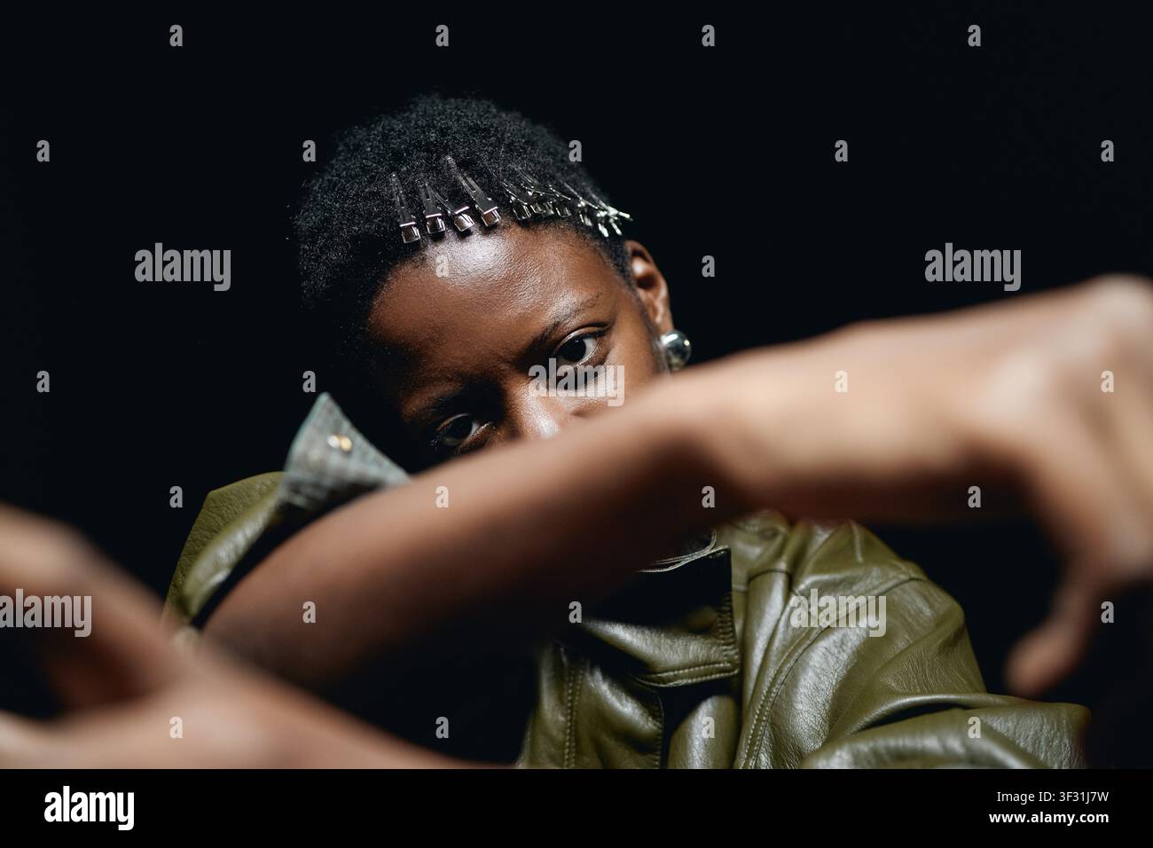 Portrait d'une femme noire encadrant la vision pour une campagne d'identité Banque D'Images