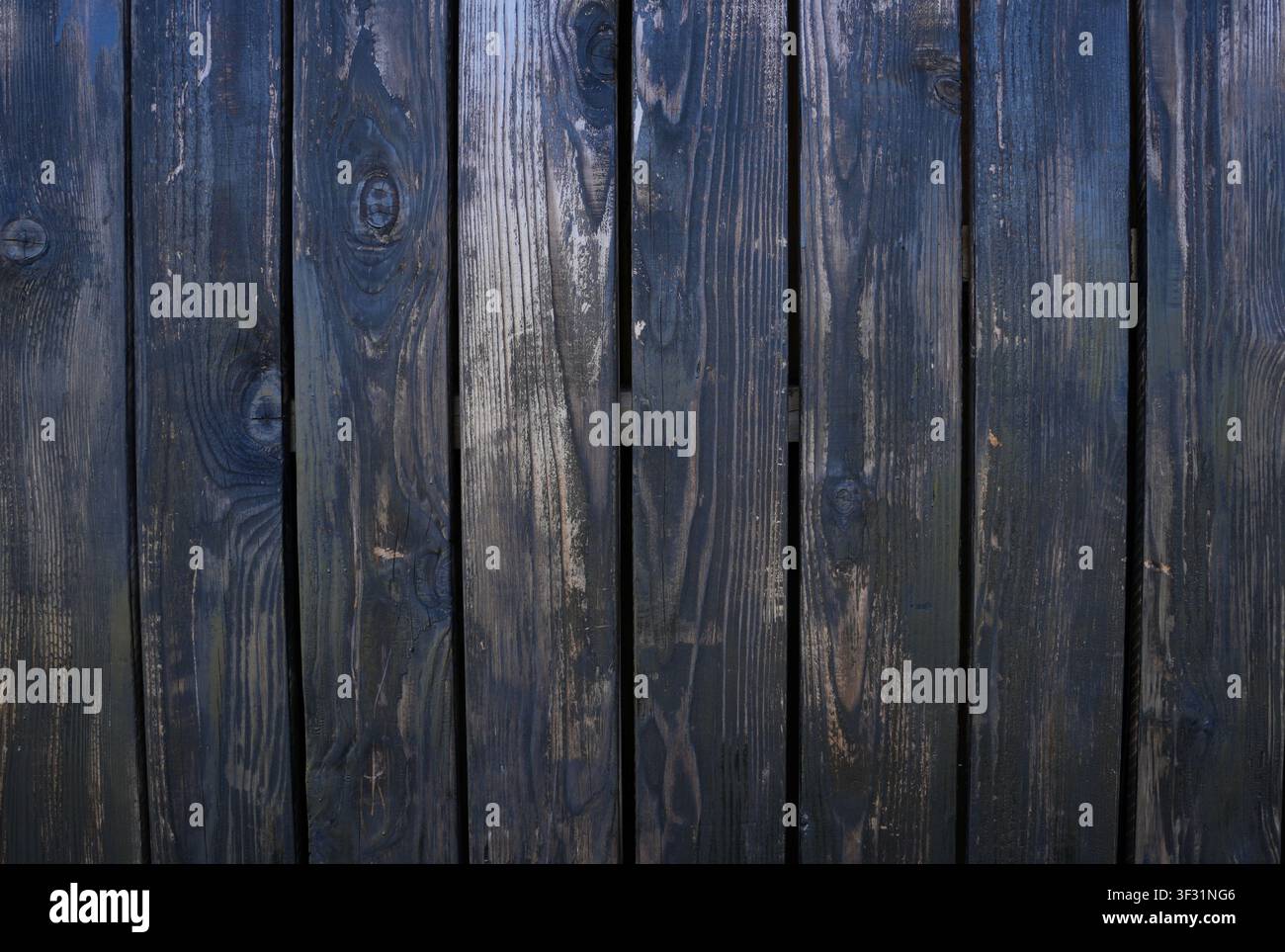 Planches en bois bleu foncé et gris patinées formant une texture murale verticale sans joint, idéale pour les arrière-plans de design rustique, industriel et vintage. Banque D'Images