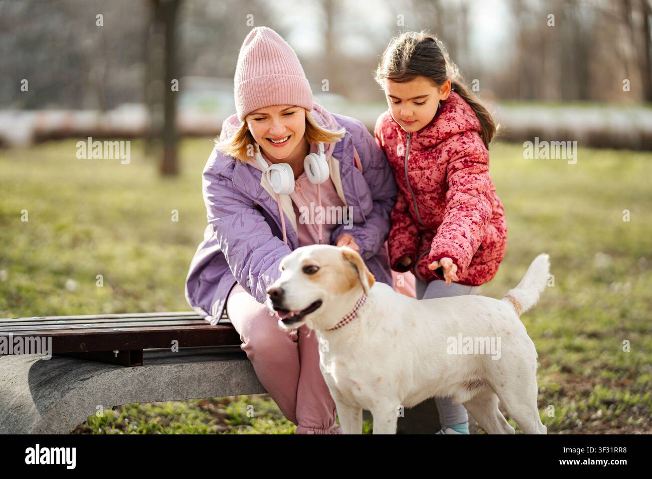 Mère et fille chien caressant lors d'une sortie en famille d'automne Banque D'Images
