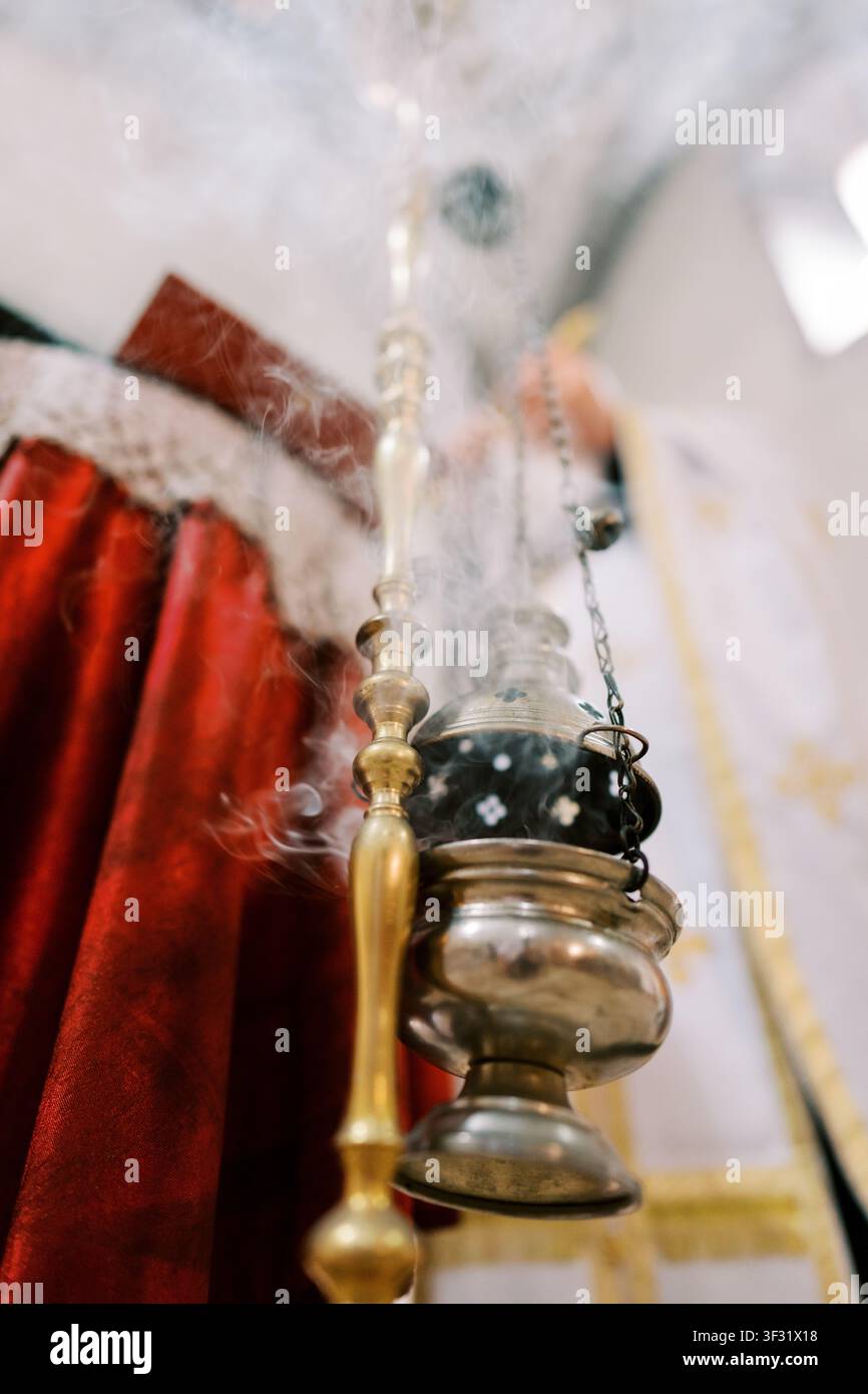 Brûleur d'encens dans une cérémonie d'église orthodoxe au Monténégro Banque D'Images