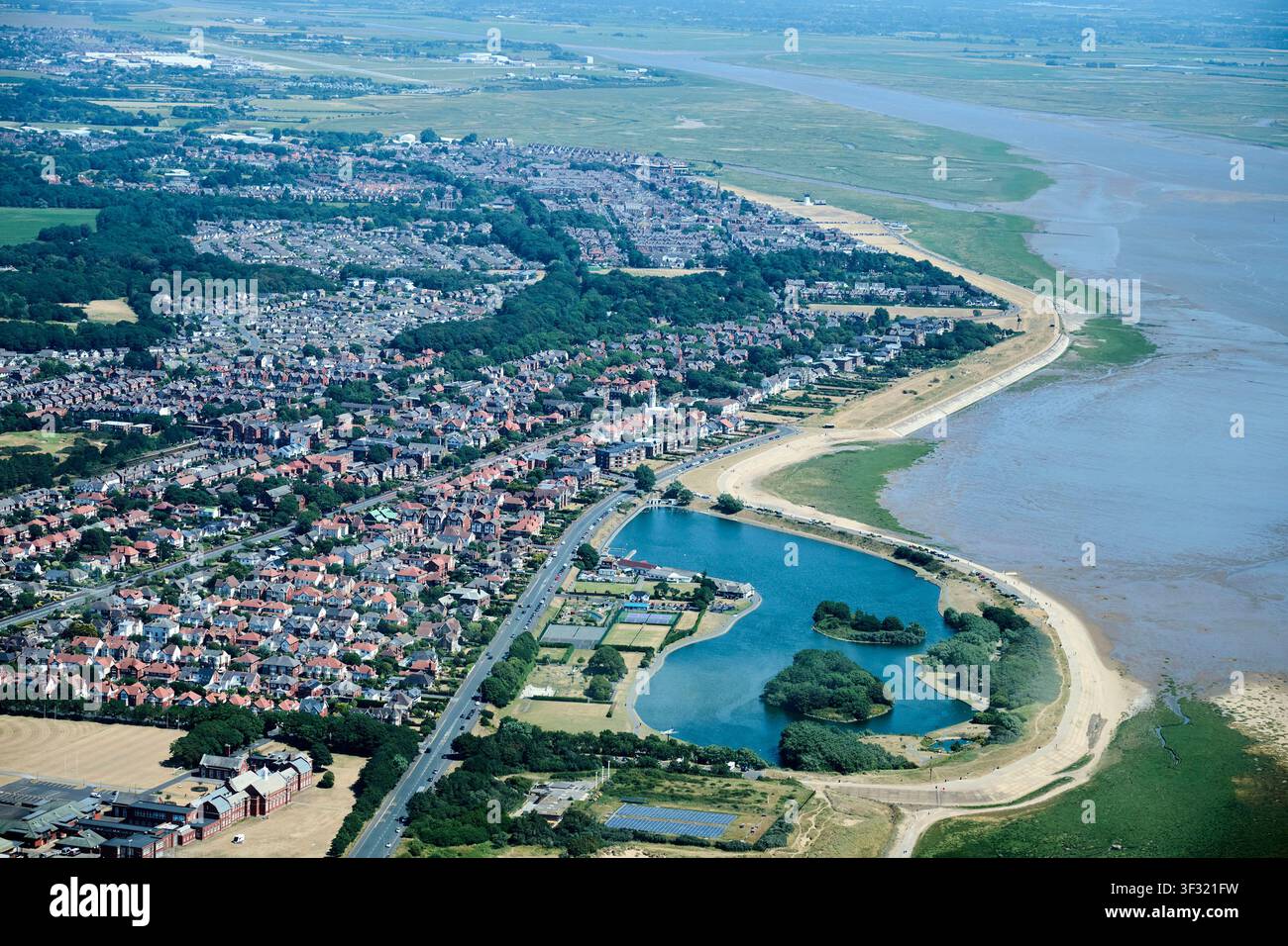 Une vue aérienne de Lytham St Annes, montrant le lac de navigation de Fairhaven et le front de mer, côte de Fylde, nord-ouest de l'Angleterre, Royaume-Uni Banque D'Images