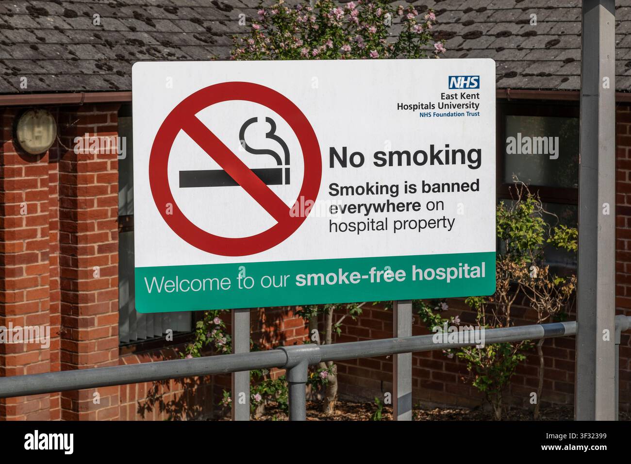 Panneau „Ne pas fumer“ d’un hôpital du NHS Banque D'Images