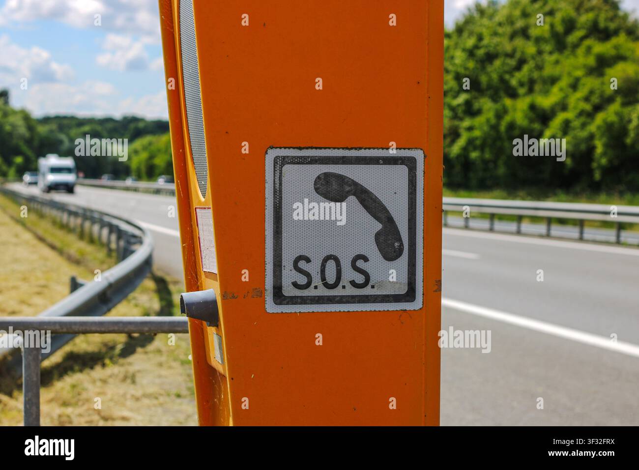 Cabine téléphonique d'urgence SOS sur l'autoroute française Banque D'Images
