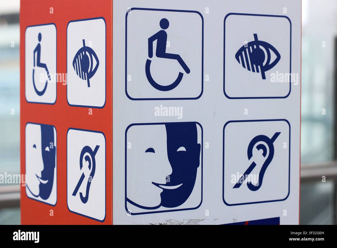 Panneaux d'information d'accessibilité pour les usagers des transports publics Banque D'Images