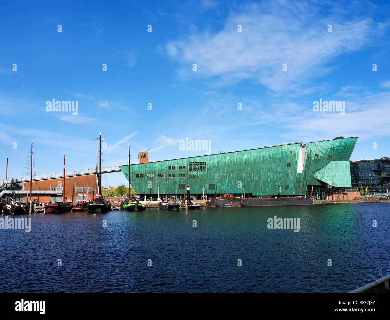 Bâtiment moderne du musée des sciences NEMO à l'Oosterdok Amsterdam Nord-Brabant Pays-Bas Banque D'Images