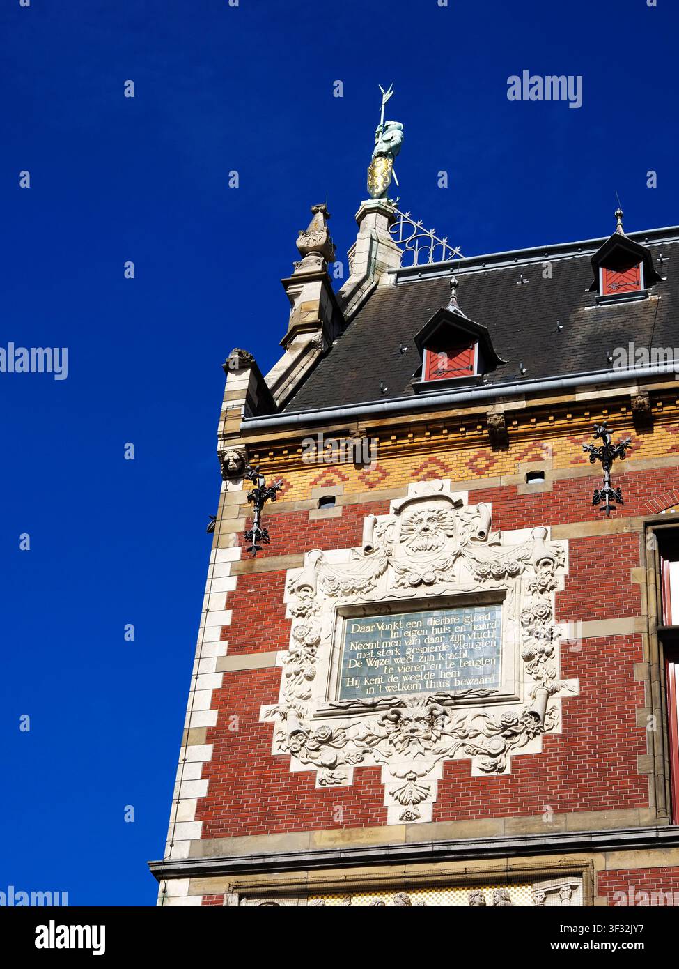 Plaque et détail du toit à la Centraal Station Amsterdam Nord-Holland Pays-Bas Banque D'Images