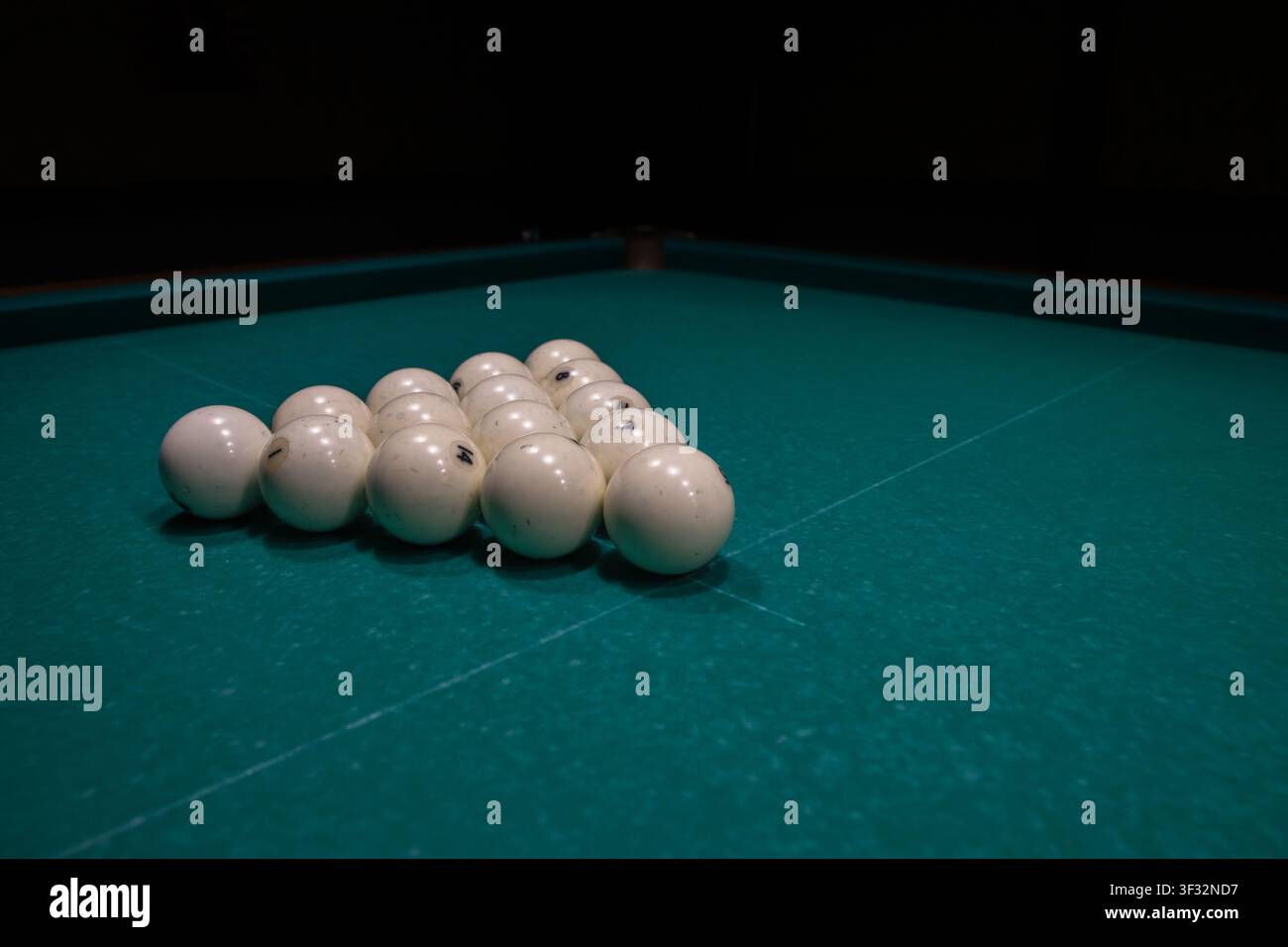 Billes de billard disposées sur une table de billard verte avec espace de copie Banque D'Images