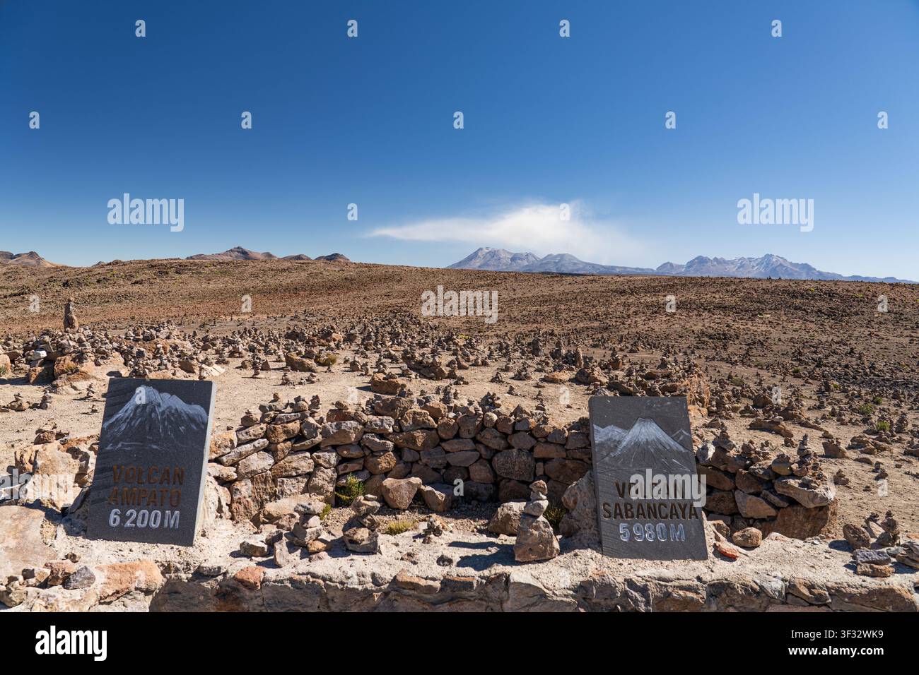 Plaques en pierre indiquant le Volcan Ampato et le Volcan Sabancaya au milieu de cairns rocheux au point de vue Mirador de los Andes à Patapampa, Pérou Banque D'Images