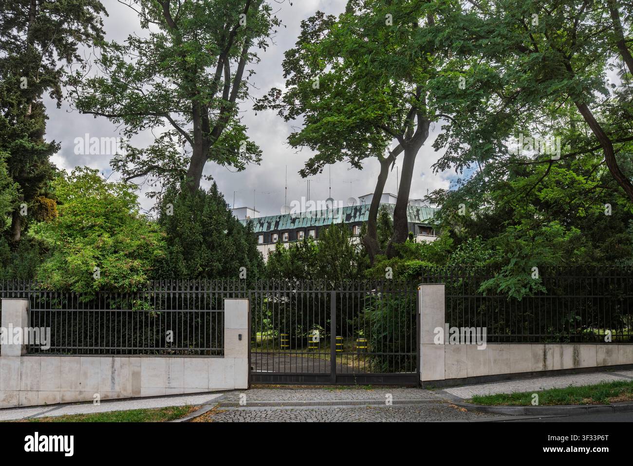Porte latérale de l'ambassade de Russie à Prague (villa Friedrich Petschka). Une aile plus récente du bâtiment avec de nombreuses antennes est visible derrière les arbres. Banque D'Images