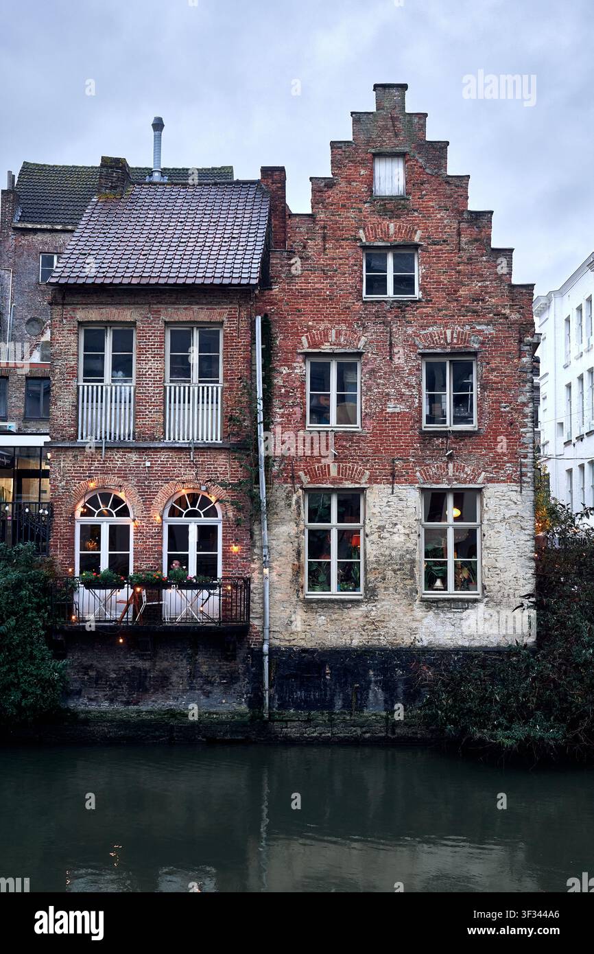 Maisons historiques à pignons étagés le long d'un canal à Gand, Belgique Banque D'Images