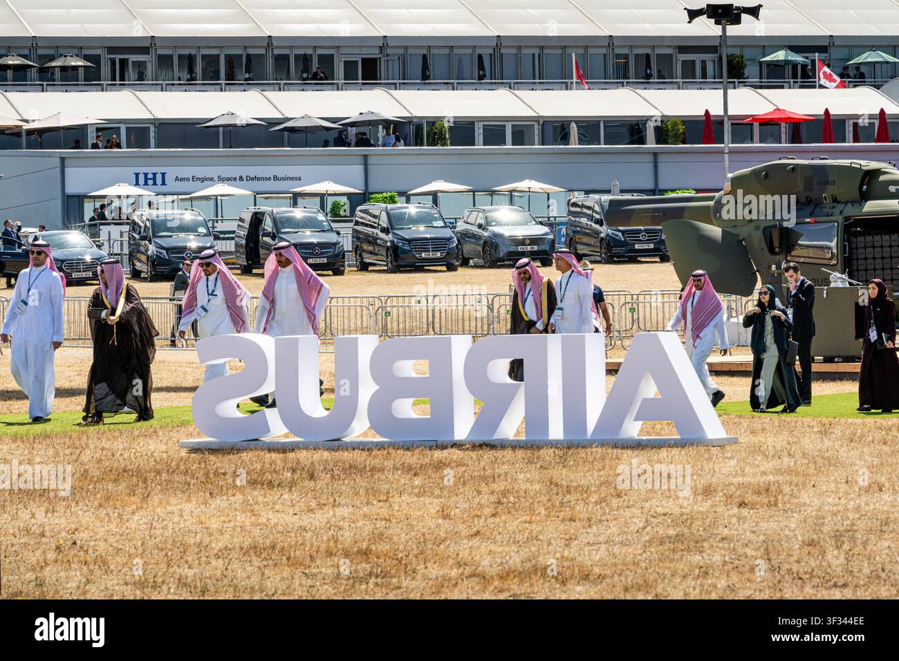 Les visiteurs des Émirats arabes unis arrivent pour voir un nouvel Airbus A350 d'Emirates à l'Airshow de Farnborough en 2026, Royaume-Uni Banque D'Images
