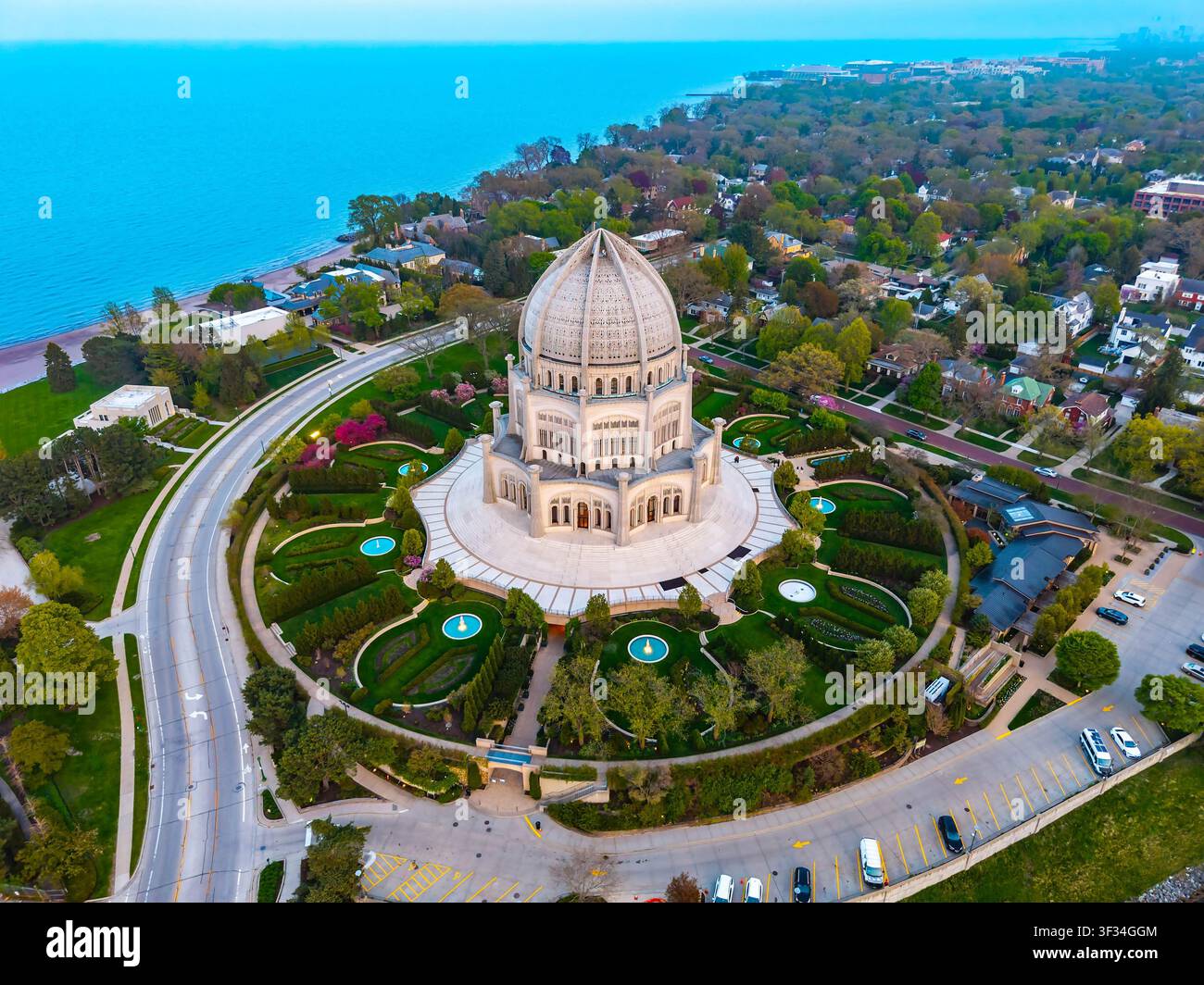 Vue aérienne de la Maison de Prière bahaïe de Wilmette avec son dôme blanc et ses jardins le long du rivage du lac Michigan Banque D'Images