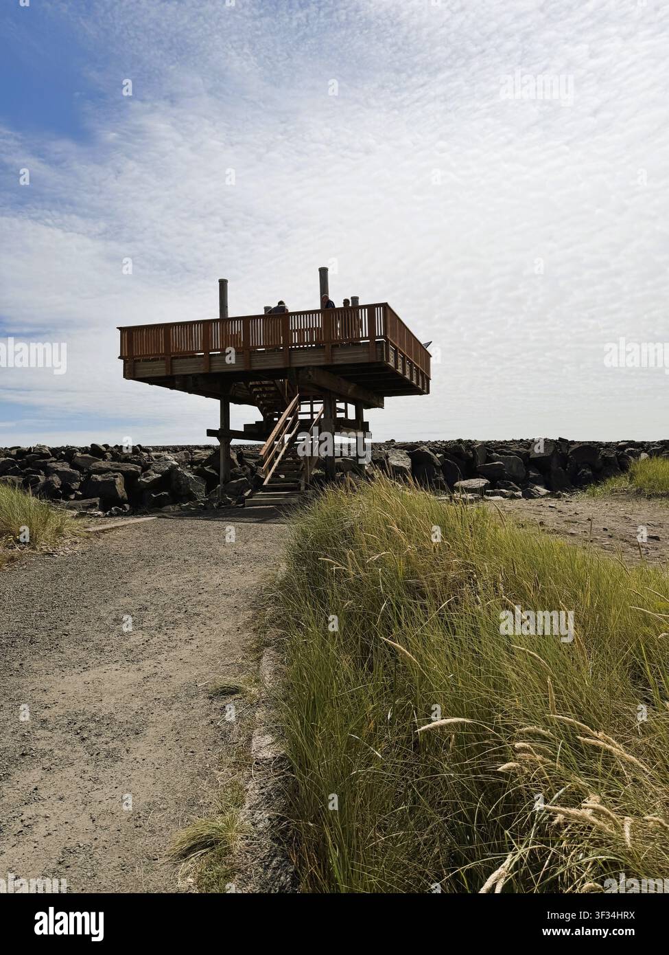 La plateforme d'observation de la jetée sud au Fort Stevens State Park à Hammond, Oregon, par une journée d'été. Banque D'Images