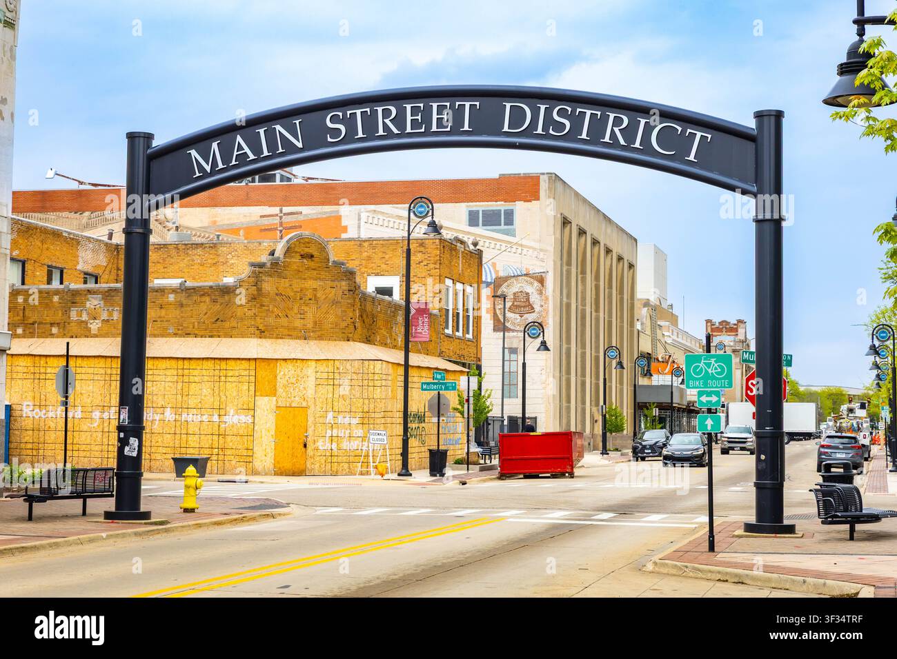 Rockford, IL, États-Unis - 30 avril 2026 : Arche de bienvenue de style historique au-dessus du quartier de Main Street à Rockford, Illinois Banque D'Images
