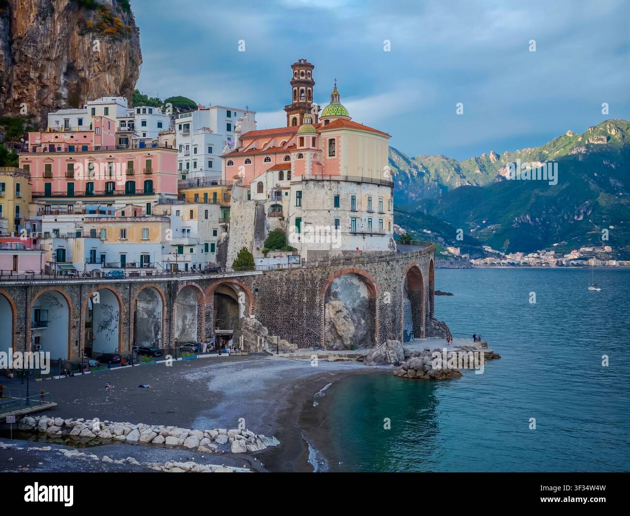Vue sur la côte amalfitaine avec l'église Sainte-Marie-Madeleine-Pénitente entre Amalfi et Atrani, Italie, église historique et côte méditerranéenne époustouflante Banque D'Images