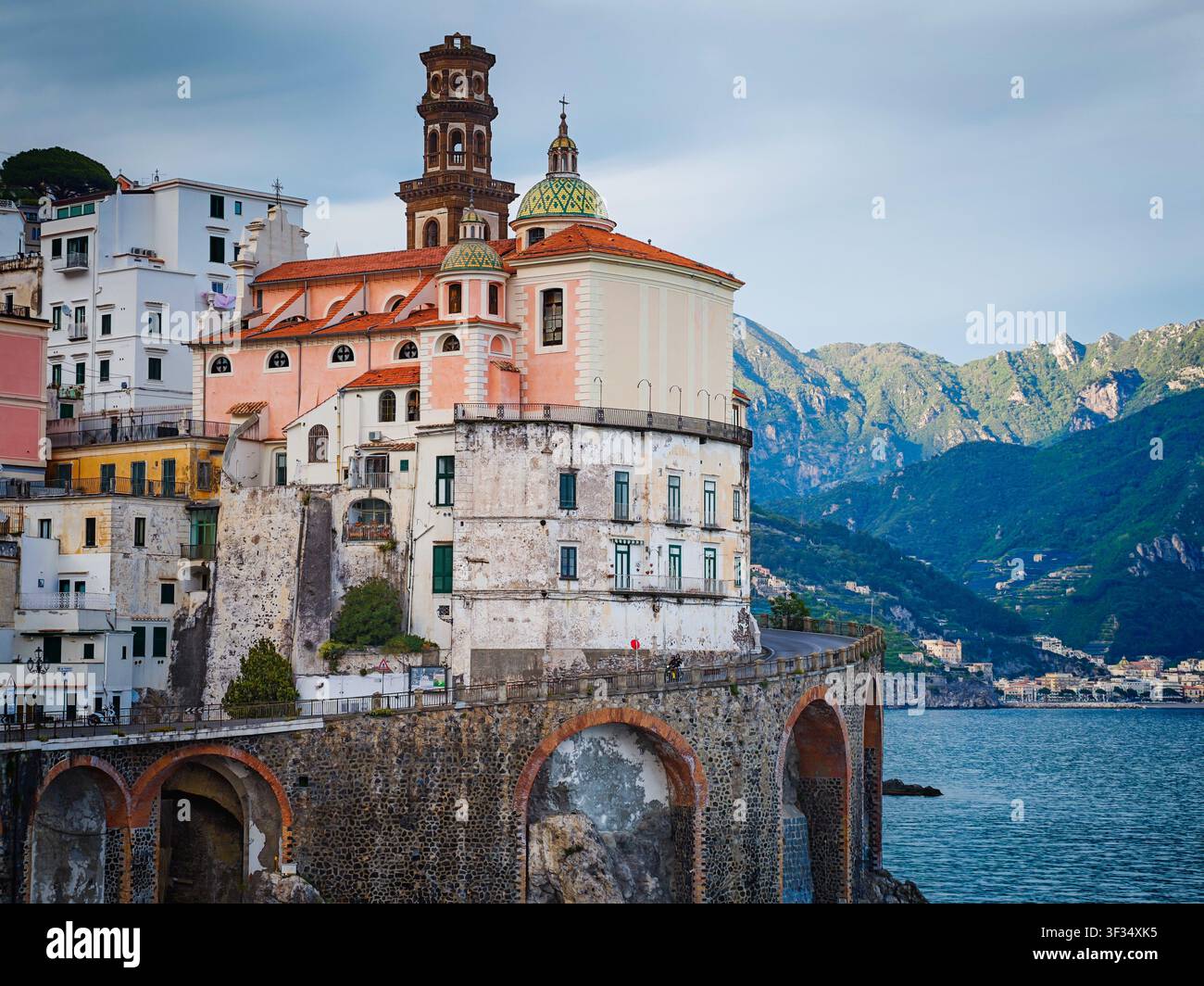 Église Sainte-Marie-Madeleine Penitente entre Amalfi et Atrani sur la côte amalfitaine, Italie, église historique et côte méditerranéenne époustouflante Banque D'Images