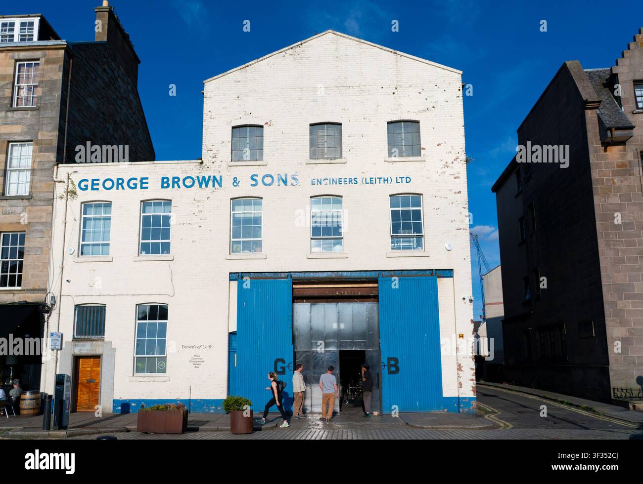 Extérieur de l’ancien atelier d’ingénierie Brown’s of Leith, désormais abritant des bars et des restaurants sur The Shore à Leith, Édimbourg, Écosse, Royaume-Uni Banque D'Images