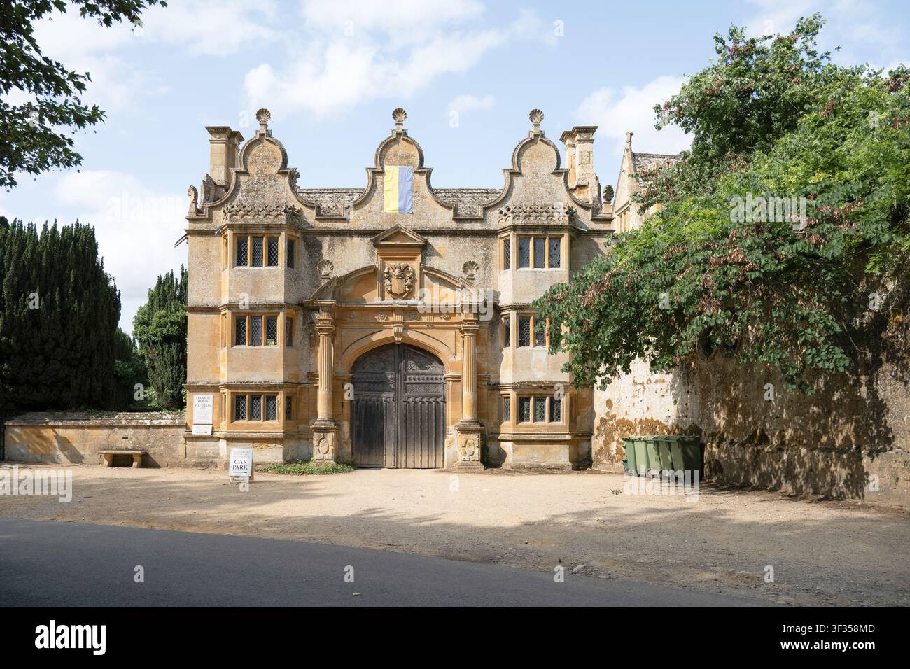 Porte du manoir de Stanway, construit dans un style jacobéen en 1630, Cotswolds, Royaume-Uni Banque D'Images