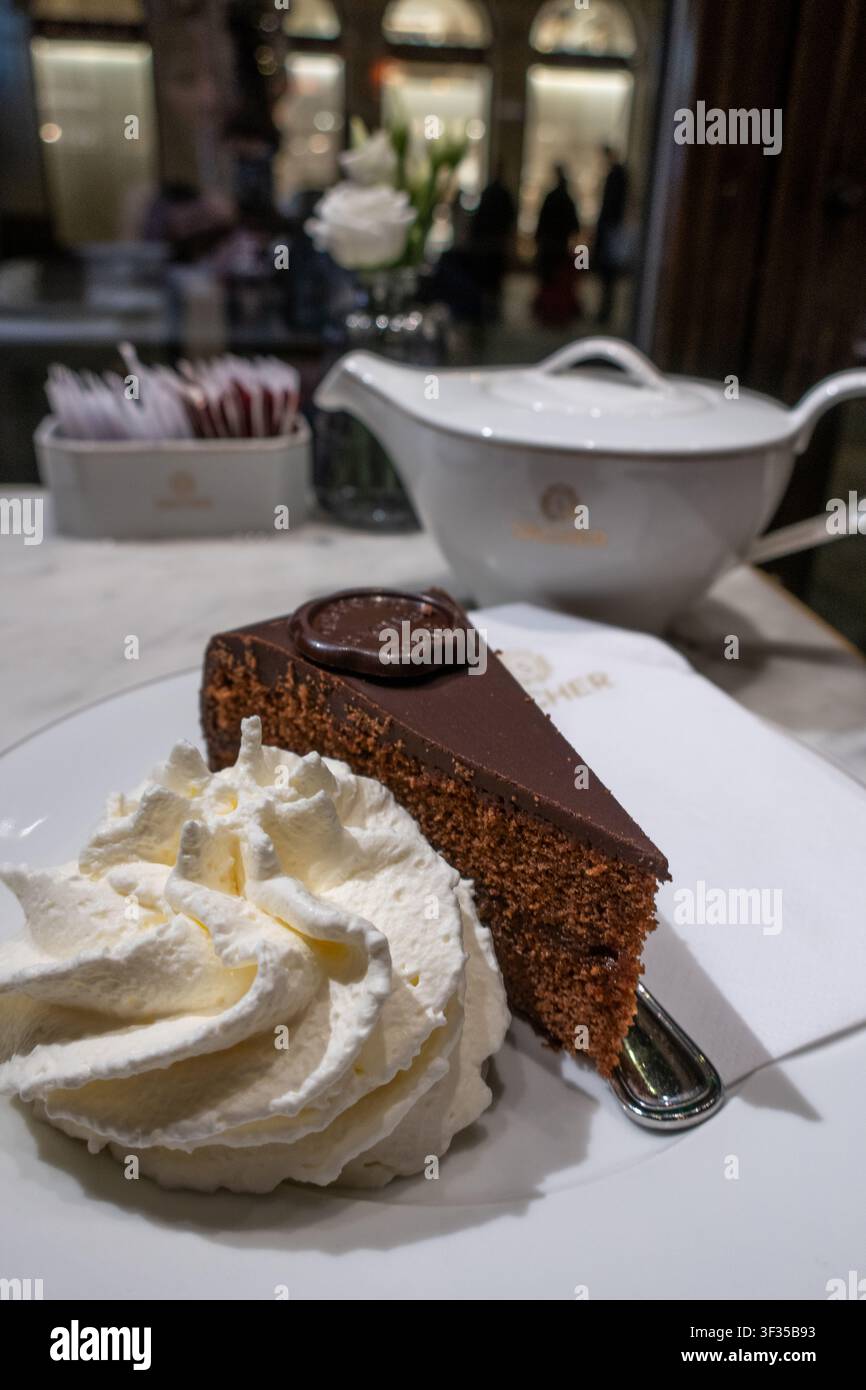 Tarte au chocolat Sacher servie au Cafe Sacher à Vienne, Autriche Banque D'Images