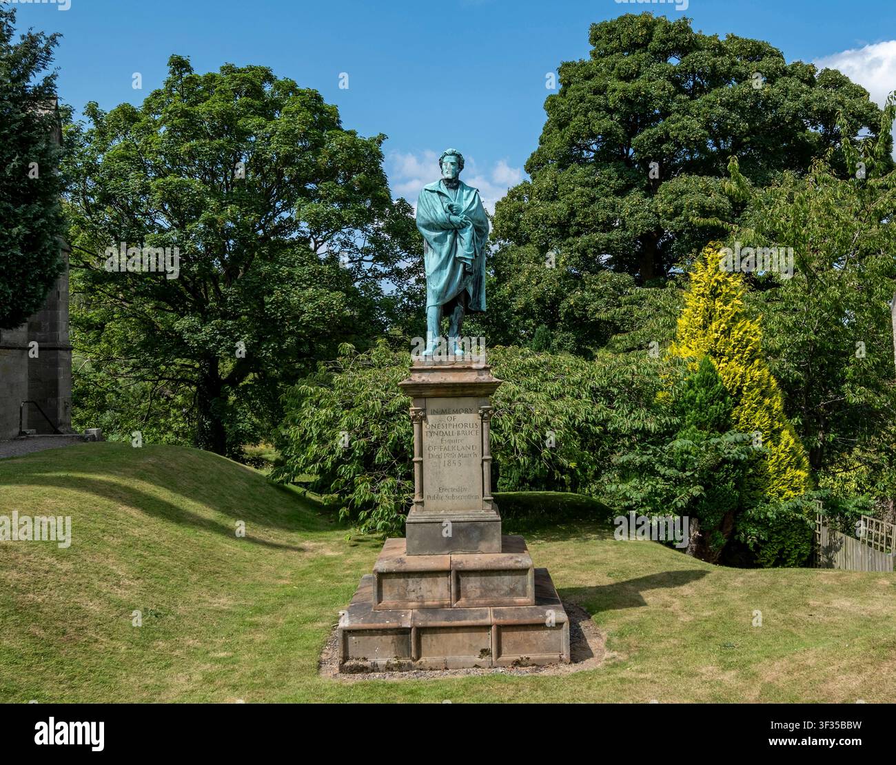 Statue d'Onesiphorus Tyndall Bruce dans les jardins du Falkland Palace, Falkland, Fife, Écosse. Banque D'Images