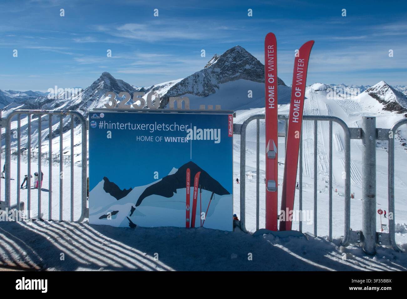 point de vue surplombant les Alpes autrichiennes à la station de ski de Hintertux Banque D'Images