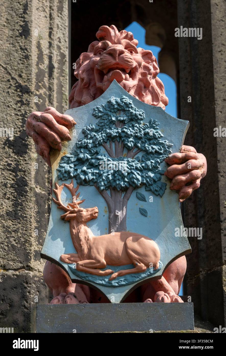 Un blason sur la fontaine Bruce située sur la place principale de Falkland, Fife, Écosse. Banque D'Images