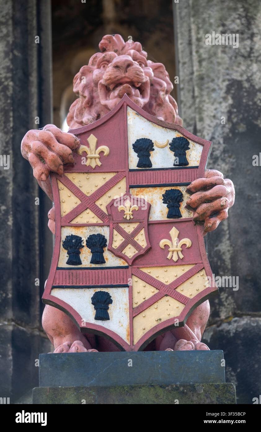 Un blason sur la fontaine Bruce située sur la place principale de Falkland, Fife, Écosse. Banque D'Images