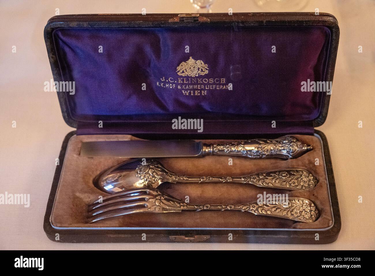 Set de couverts de voyage en argent de l'impératrice Élisabeth d'Autriche ou Sisi avec un couteau, une fourchette et une cuillère ornée d'un motif floral Banque D'Images