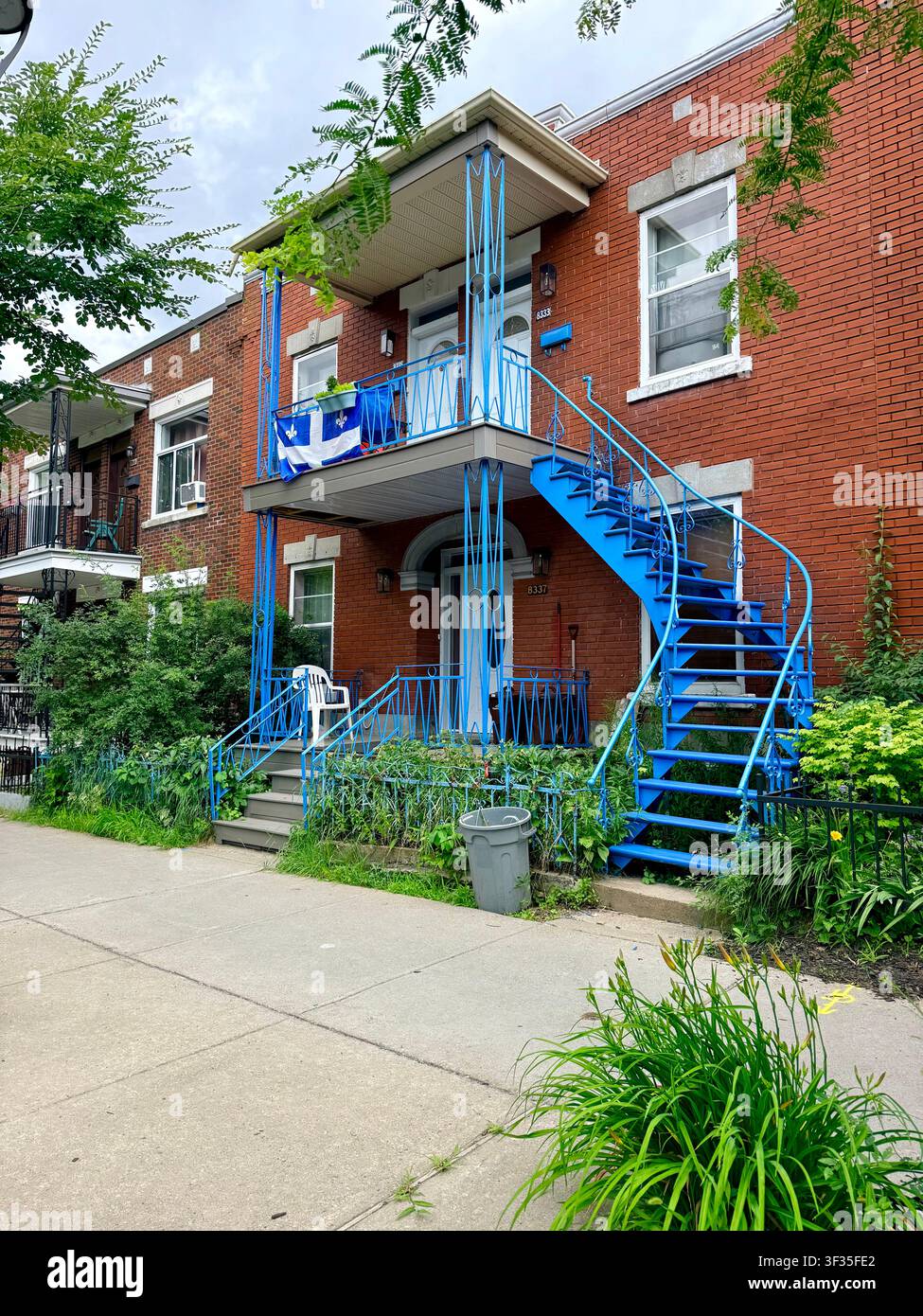 Bâtiments résidentiels traditionnels en briques rouges avec escaliers extérieurs et balcons dans une rue arborée à Villeray, Montréal, Québec, Canada. Banque D'Images
