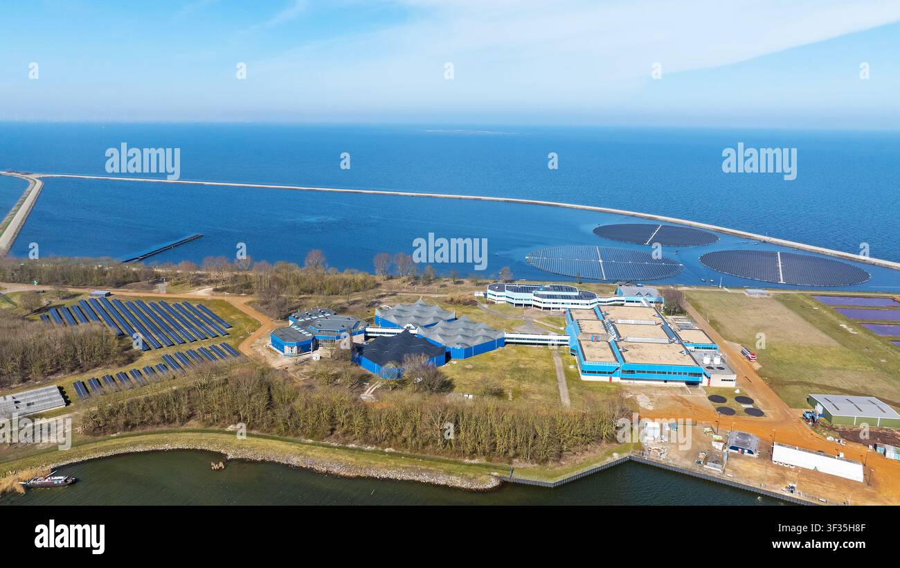 Vue aérienne de la station d'eau Prinses Juliana, Andijk, Pays-Bas. L'arrière-plan montre le réservoir avec des îles solaires flottantes uniques suivant le soleil qui Banque D'Images