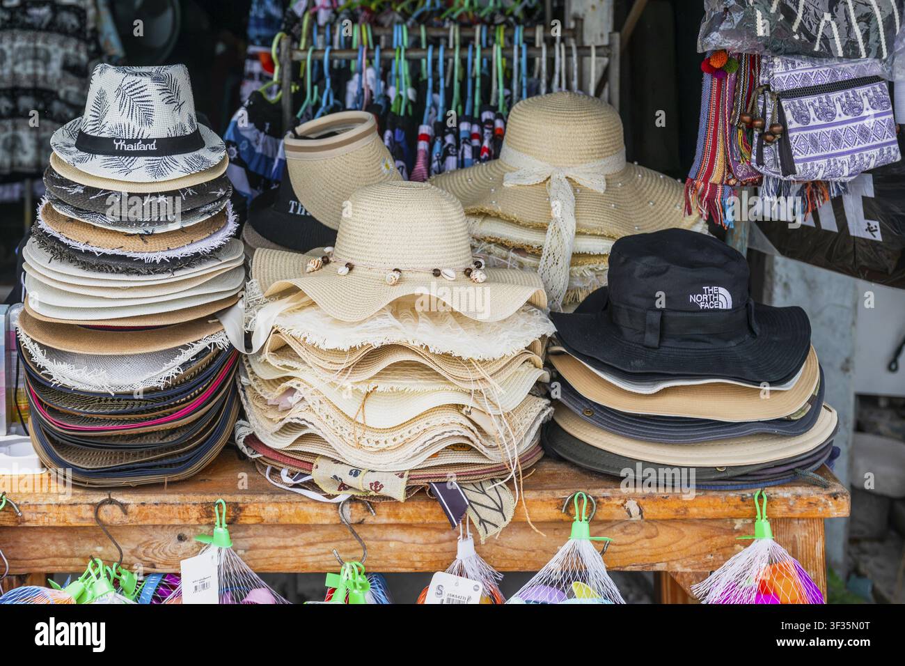 Stand de vente de chapeaux d'été, Koh Larn, Thaïlande Banque D'Images