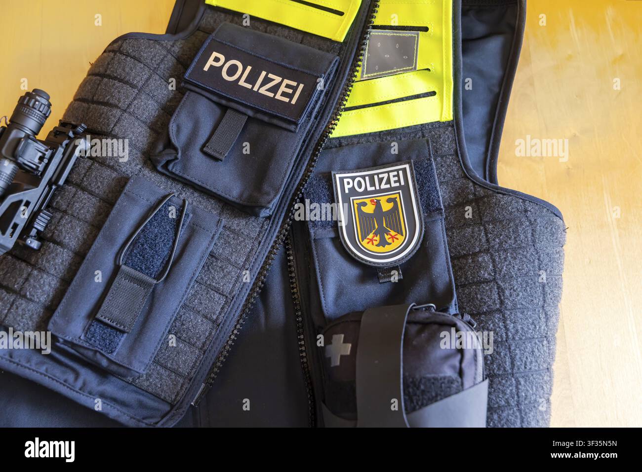 Uniforme, emblème national et gilet de protection de la Police fédérale. Photo symbolique. Stuttgart, Bade-Wurtemberg, Allemagne Banque D'Images