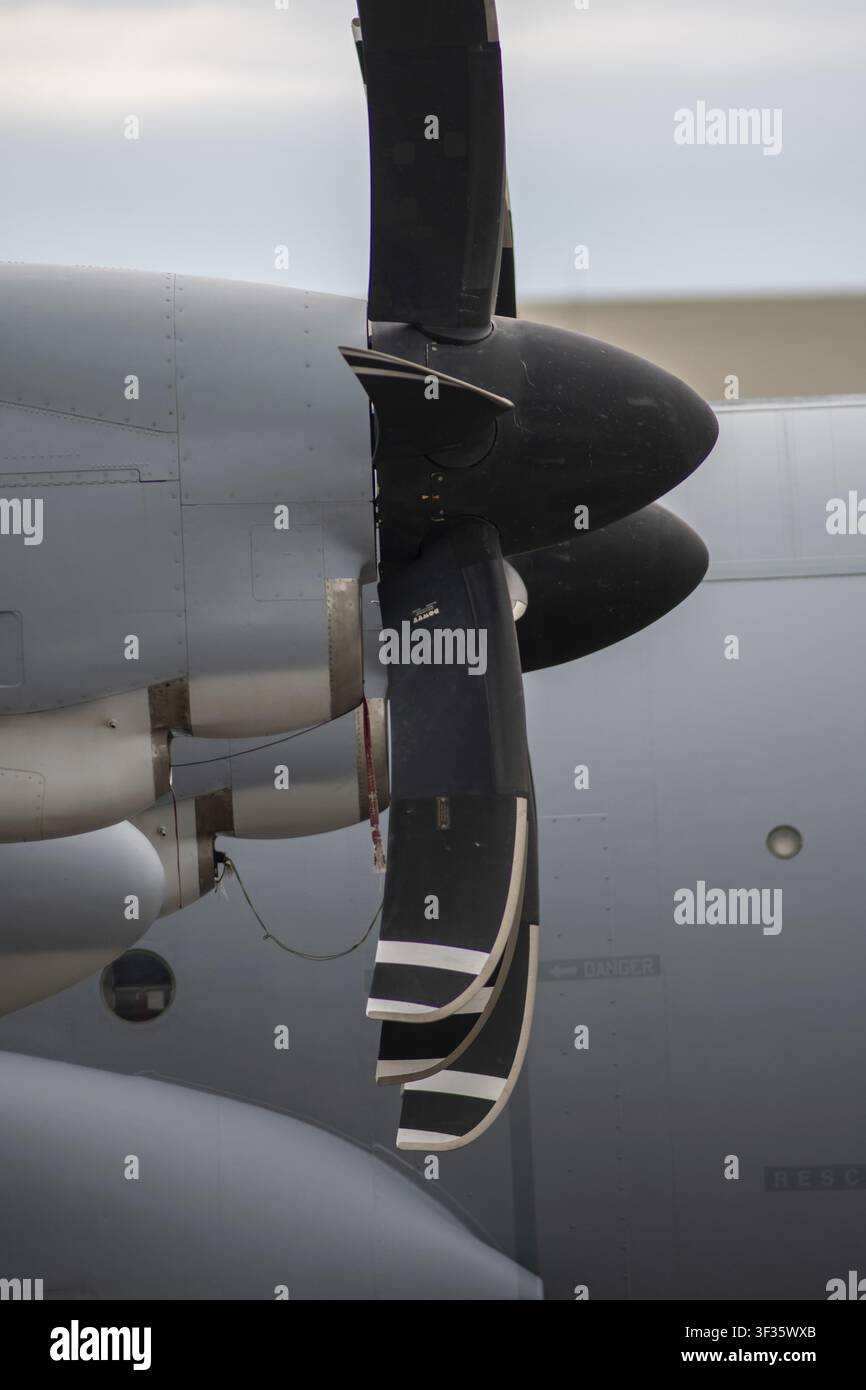 Grossissement des pales d'hélice sur le moteur d'un avion militaire Banque D'Images