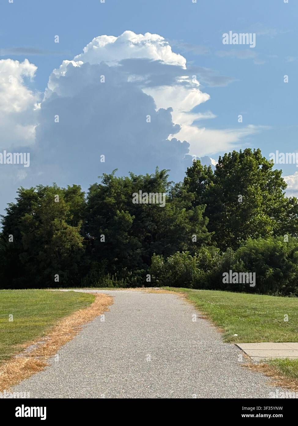 Nuage d'orage au-dessus d'un sentier de randonnée Banque D'Images