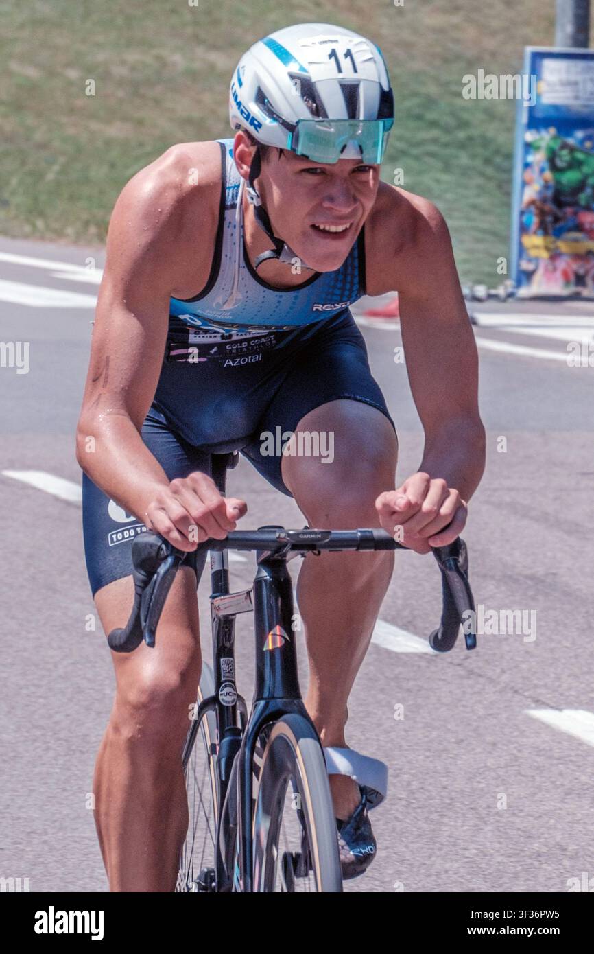 Un triathlète cycliste pendant la course Ledroman 2026 en Italie, concourant dans la section route de l'événement. Banque D'Images