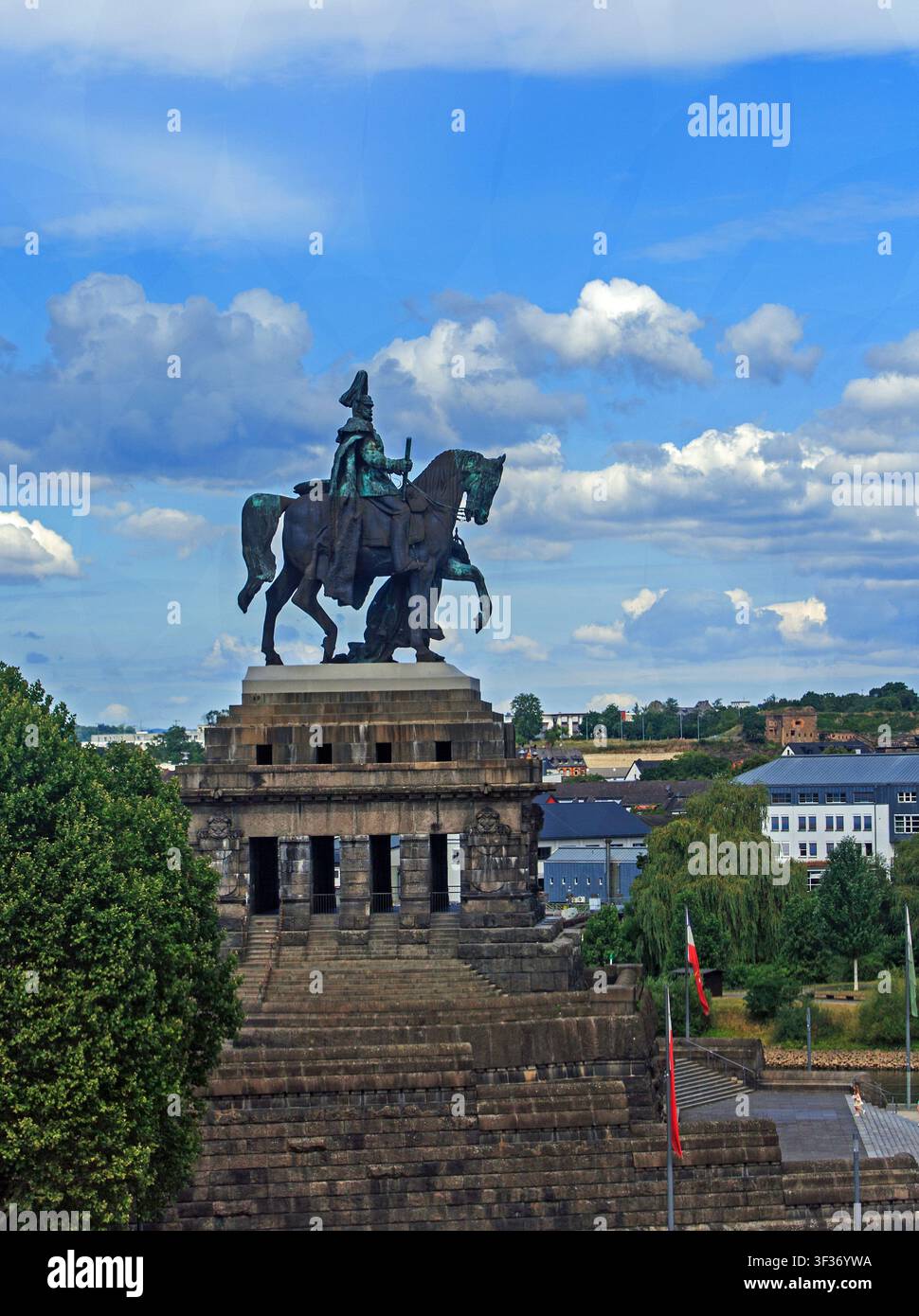 Vue élevée depuis le sommet de la colline de la forteresse d'Ehrenbreitstein de la statue équestre du roi Guillaume I située au Deutsches Eck à Koblenz, contre un ciel bleu Banque D'Images