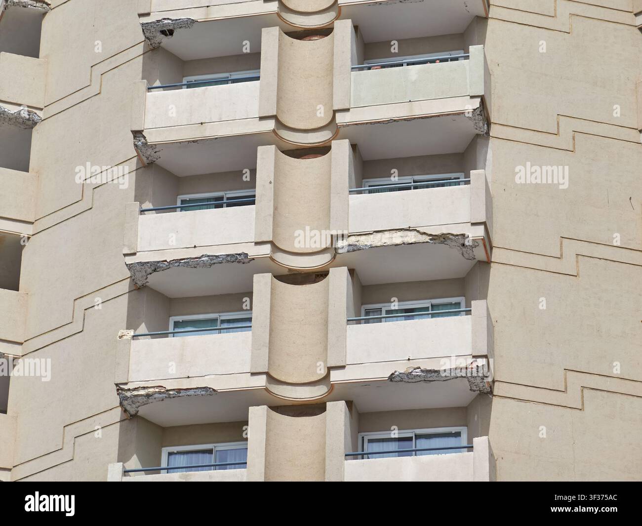 Close-up de balcons de façade endommagés et détériorés sur un bâtiment d'hôtel à Fuengirola, Málaga, Espagne. Banque D'Images