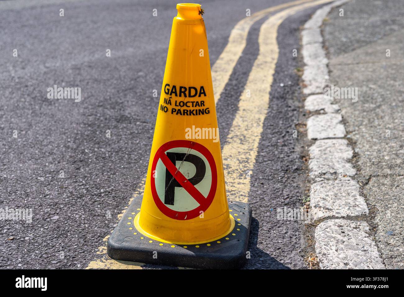 Cône Garda No Parking sur les lignes jaunes doubles à Rosscarbery, West Cork, Irlande. Banque D'Images