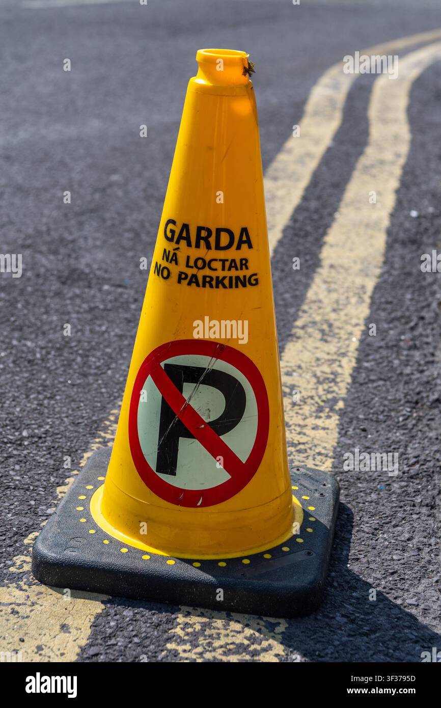 Cône Garda No Parking sur les lignes jaunes doubles à Rosscarbery, West Cork, Irlande. Banque D'Images