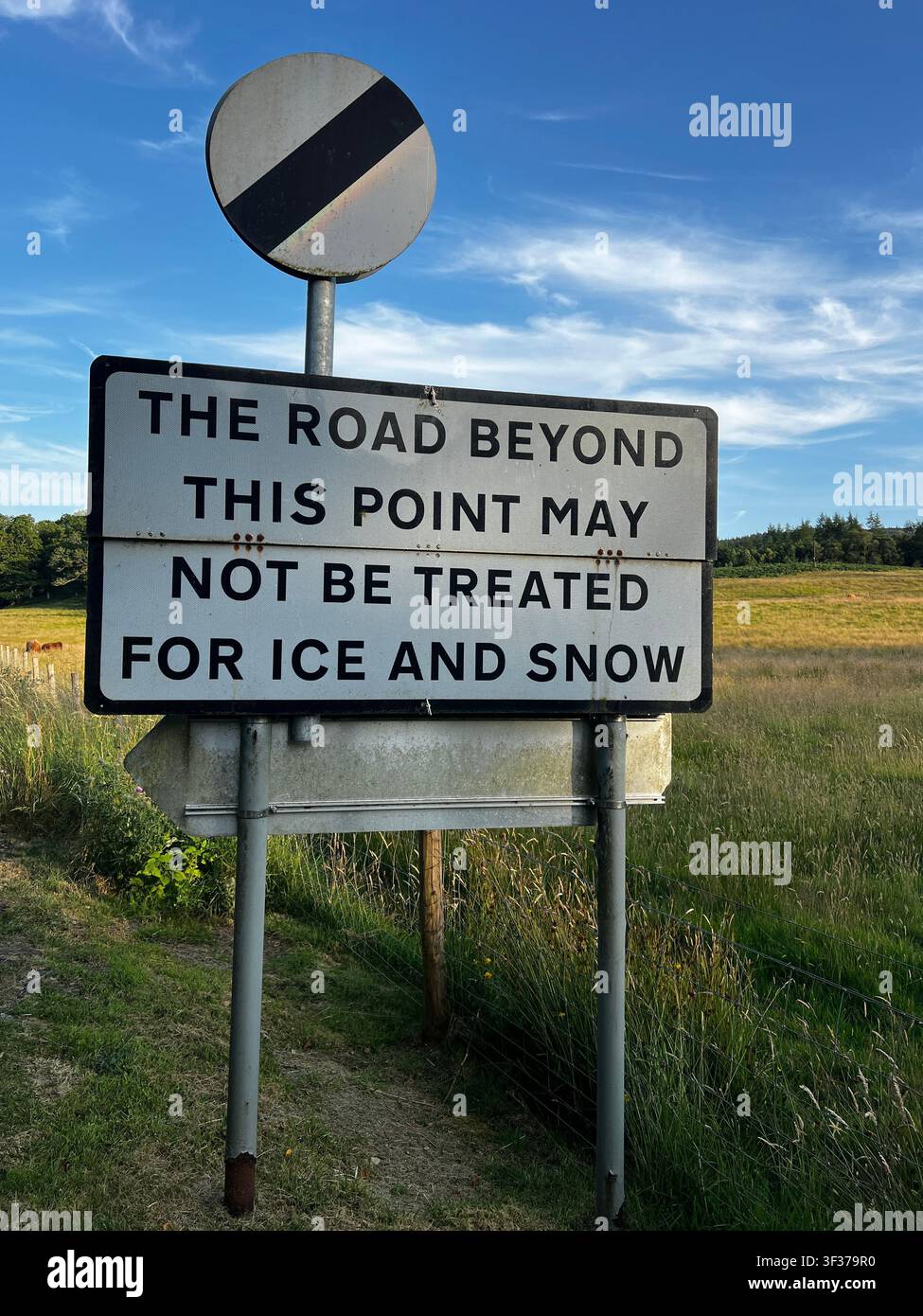 Panneau routier sur l'A821 à Loch Achray indiquant que la route au-delà peut ne pas être traitée pour la glace et la neige, Loch Lomond and The Trossachs National Park, St - Image de stock capturée avec un smartphone